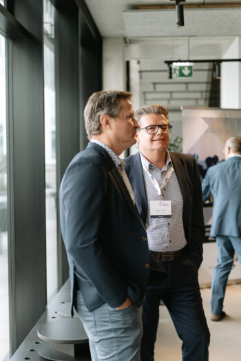 Zwei Männer in Businesskleidung